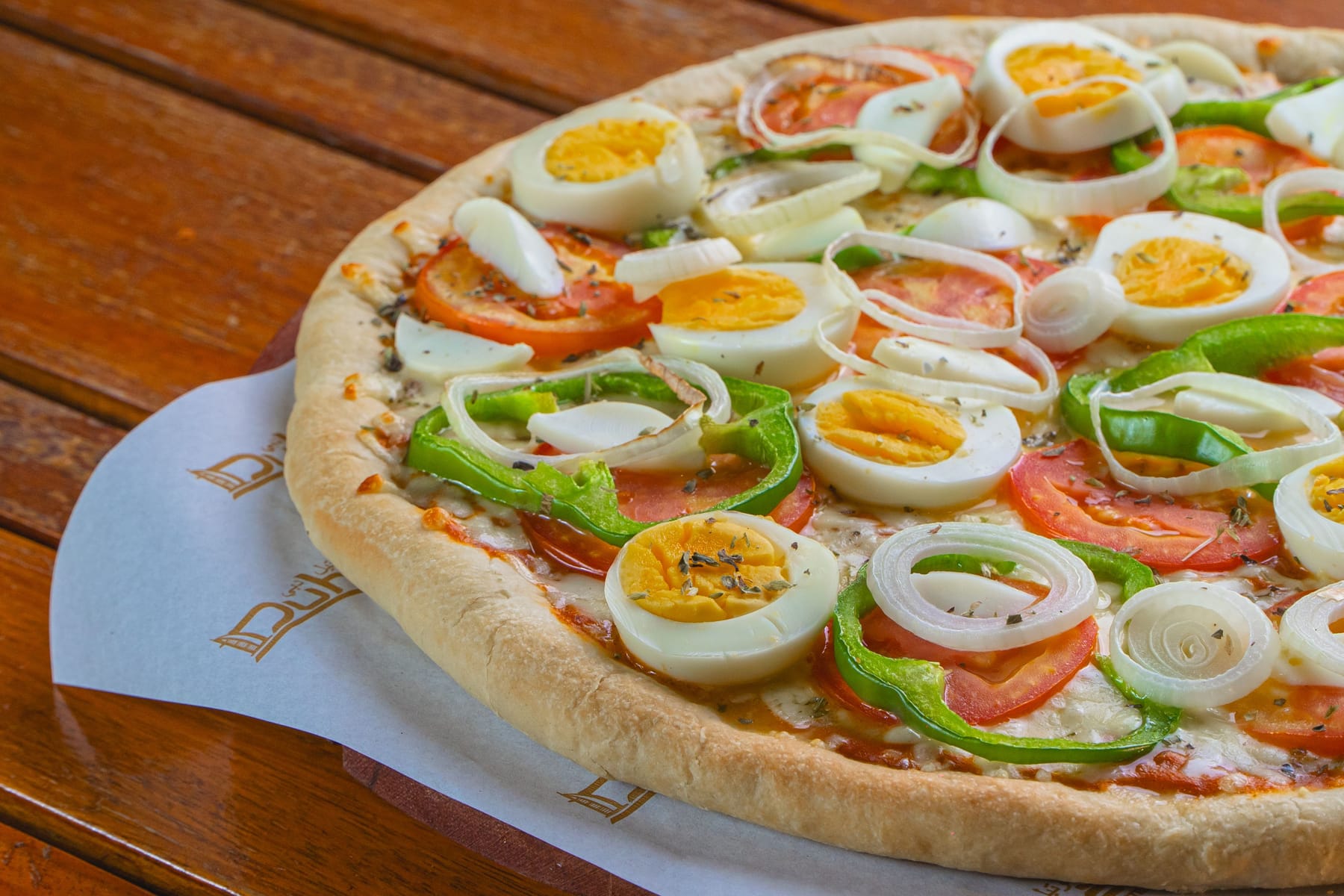 Alimentación basada en plantas: pizza vegetal con vegetales frescos e hierbas