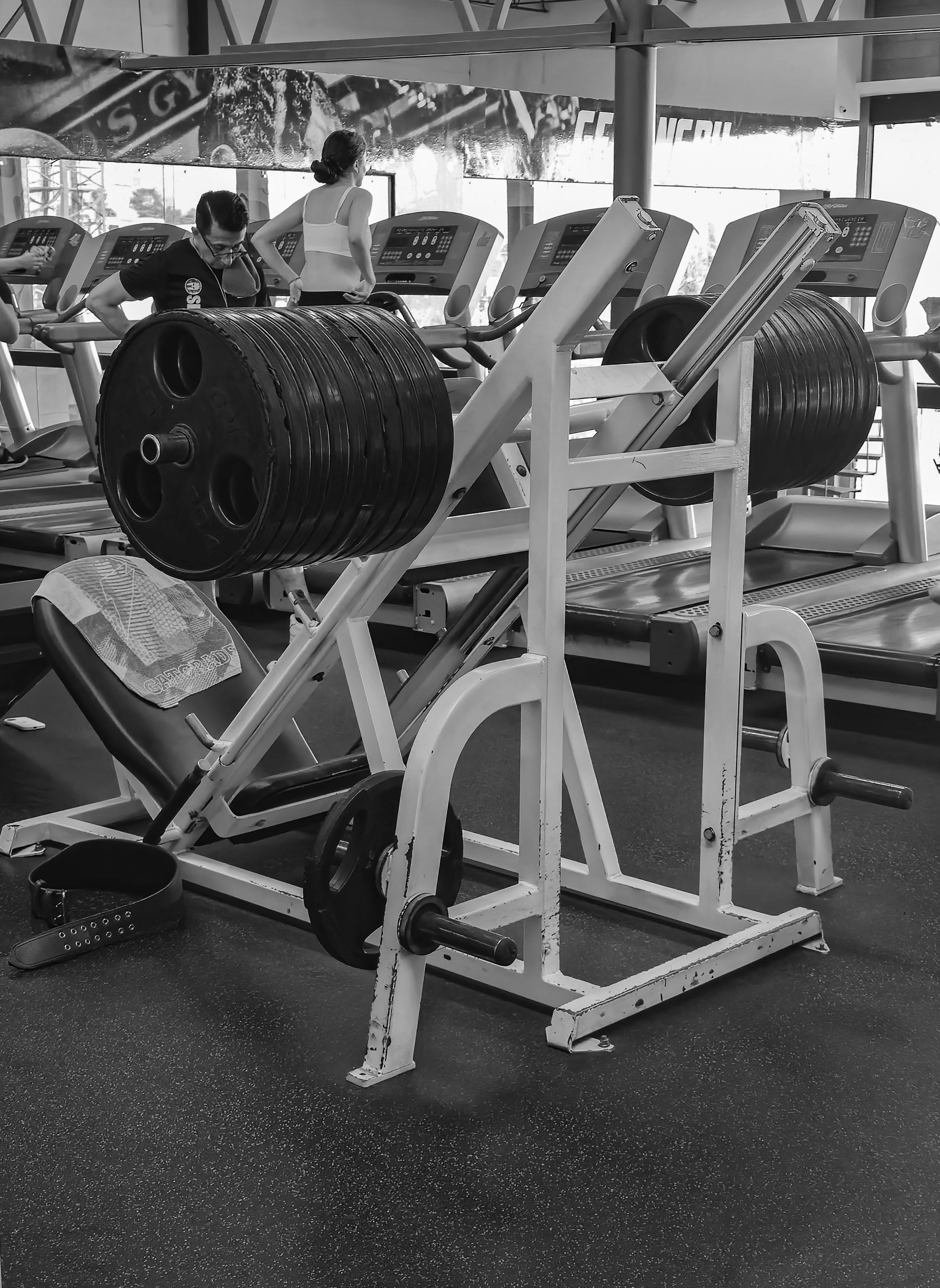 Máquina de entrenamiento de fuerza en un gimnasio
