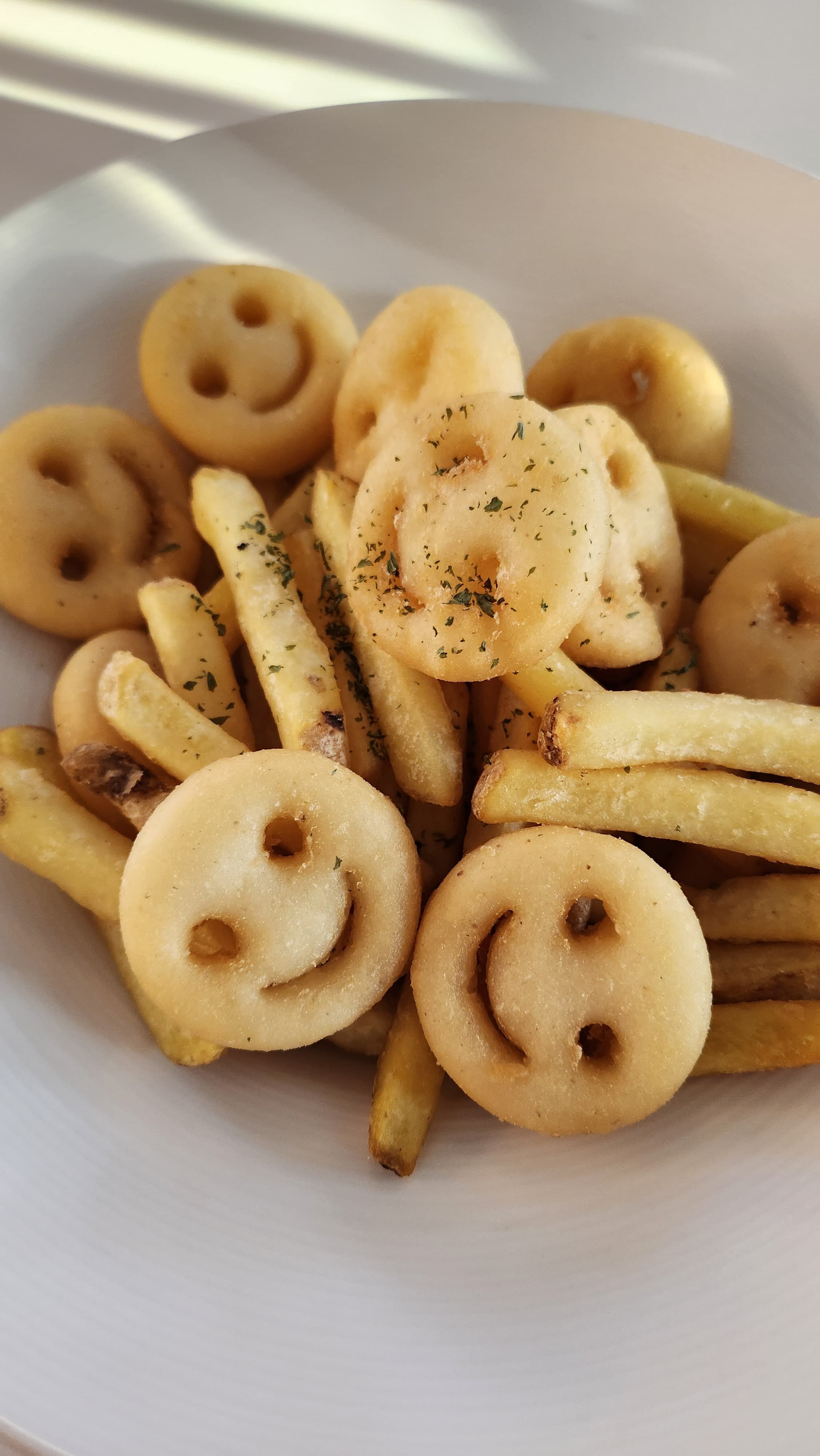 Plato con papas fritas con forma de carita sonriente